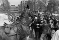 ME-er wordt door demonstranten zijn paard weer op geholpen